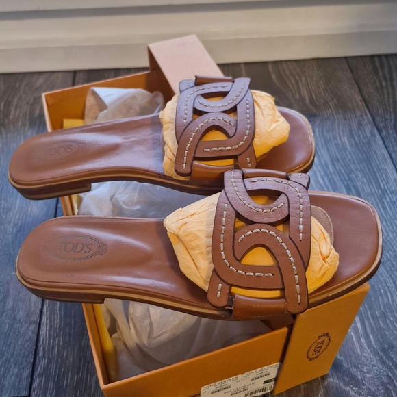 Tod's Tan Leather Women's Sandals - Picture 2 of 4